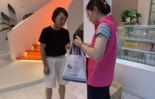 留学生风采——穿睡衣助阵,跨国生意的温馨助力