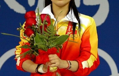 43岁郭晶晶新年广告亮相，五官优越令人瞩目