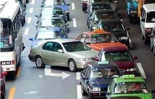 一声呼喊，化解矛盾——行车路遇加塞的温暖故事