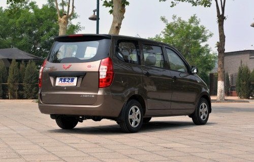 五菱宏光s报价及图片(五菱宏光s报价及图片五座)