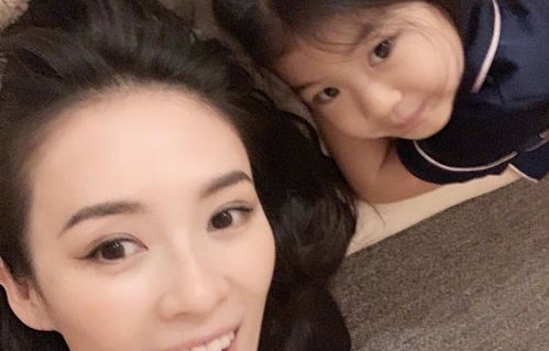 冯小刚女儿晒母女合照，家庭温暖与电影巨匠的温情瞬间