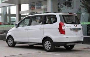 五菱轿车新款图片及价格(五菱轿车新款轿车图片)