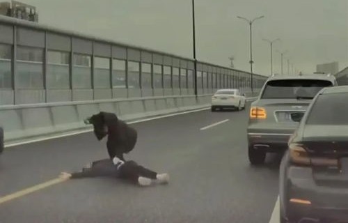 车主高速遇陪跑，双闪告别情意长