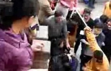 网红直播事件，用竹签捅女游客的背后真相与反思