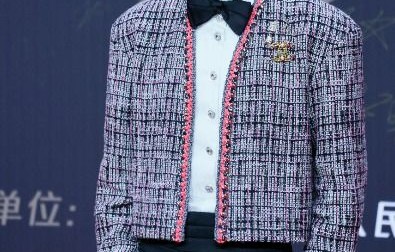 王一博春晚造型，紫黑色贵公子的华丽登场