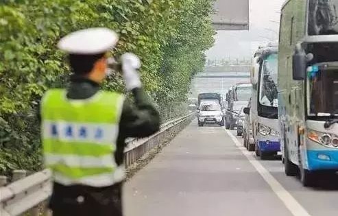 司机因堵车走应急车道被罚款三千元并扣六分——交通规则的警示