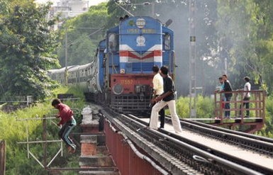 铁轨上的危险游戏，游客占道拍照导致火车头紧急制动