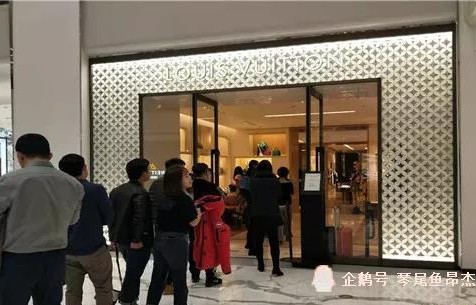 LV专柜风波,柜员与男客户暧昧关系曝光,原配揪衣领事件始末