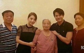 郭富城陪老婆回内地拜年，情深意重的家庭之旅