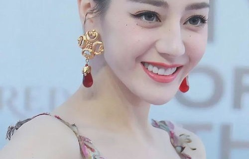 迪丽热巴惊艳亮相,穿深V古装展现绝美风姿