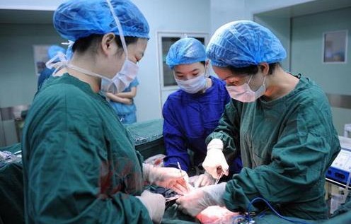 无癌被切胆囊，签名医生竟称未参与手术——医疗事故的真相与反思