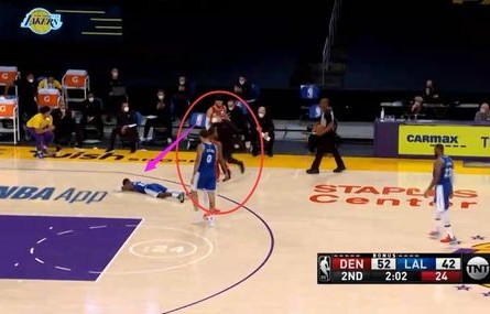 律师视角下的球场暴力，男孩篮球场飞踹女孩后背事件深度解析