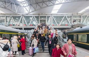 全国铁路客运创新高，首次突破40亿人次背后的故事与展望