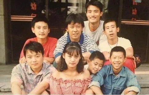 前男友堵门事件，刘晓庆遭遇风波，保镖英勇出手