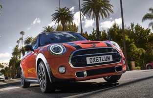 一般开mini车的女人都是啥(开mini的女孩子)