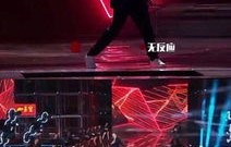 湖南卫视跨年晚会舞台突发故障，一场惊心动魄的演出