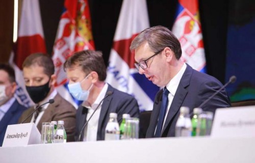 武契奇坚决反驳同时坐两把椅子的质疑