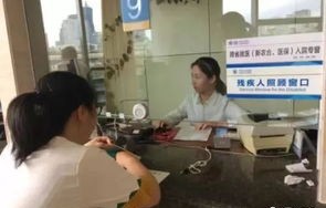 男子医院窗口突发晕厥，工作人员翻窗救人显真情