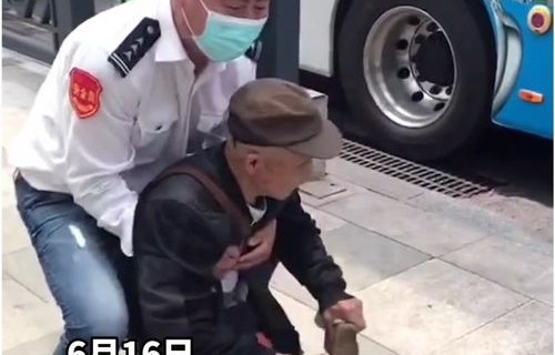 男子抱光腿娃坐公交，司机警觉之心显神威