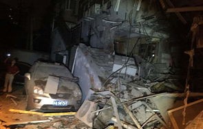 餐厅爆炸场景拍摄，汽车被掀翻——剧组背后的故事与细节