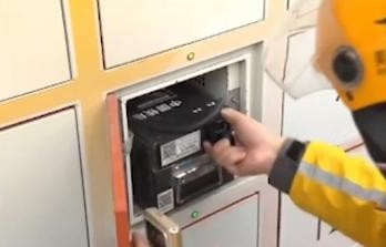 曝骑手休息时将脚放进外卖保温箱，行为背后的思考与反思