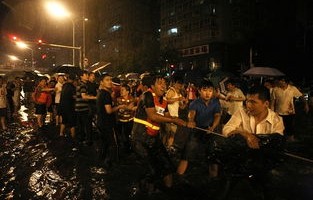 北京遭遇罕见13级极大风，城市应对与民众生活的挑战