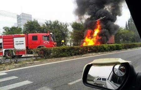 山西两货车追尾事故，火球腾空而起，安全警钟再次敲响