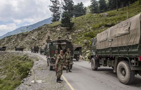 中印士兵友好交流，糖果传递的和平之举