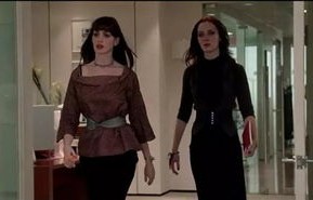 女子因担忧走光而打伞遮监控，竟遭公司辞退——职场中的隐私与尊重的冲突