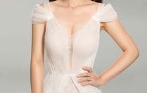 柳岩身着白色蕾丝鱼尾裙的魅力展现