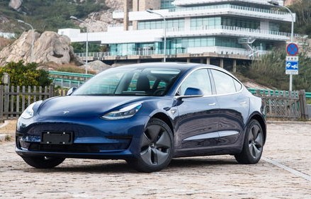 女人开特斯拉3还是y(女人开特斯拉3还是Y贷款)