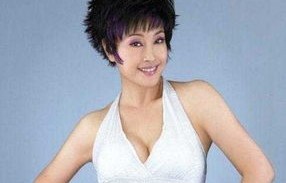 刘晓庆正面回应吃鱼事件，坦诚面对，传递正能量