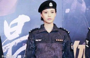 英勇无畏的警花——为救室友身中七刀的女孩穿上警服的故事