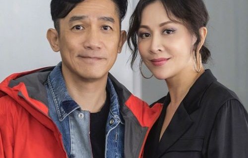 梁朝伟为刘嘉玲庆生，两鬓斑白显朴素，岁月见证真情