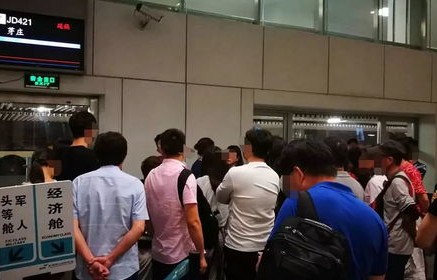 国航航班遭遇风挡玻璃开裂危机,安全返航引社会关注