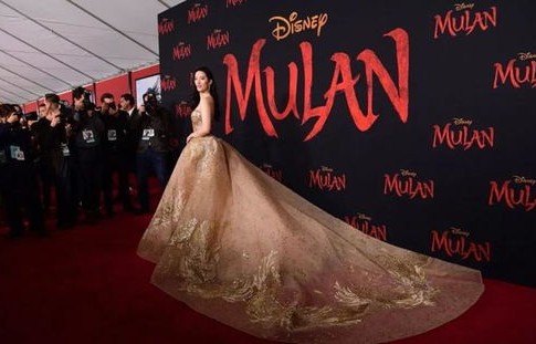 刘亦菲晚宴内场惊艳亮相，美到发光