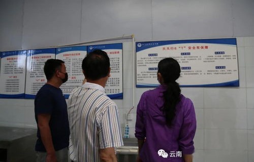 昆明学校食堂出现臭肉事件，校长被免职，食品安全监管不容忽视