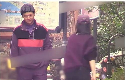 白百何一家三口罕见现身,幸福家庭的温馨瞬间