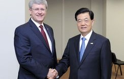 加拿大总理强硬应对，特朗普强征关税的坚定反击