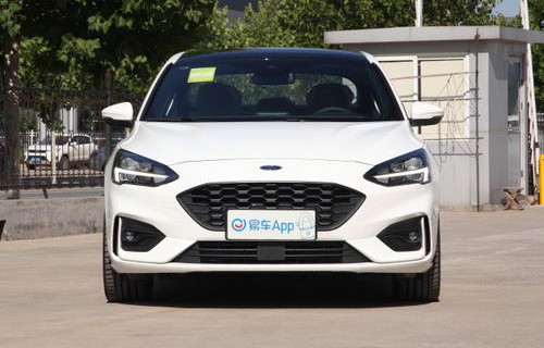 福克斯2021款新车三厢(福克斯三厢2020款多少钱)