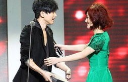 何炅的温暖拥抱与谢娜的泪光，一次情感的交流