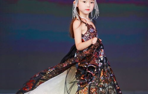 郑钦文闪耀VOGUE舞台，超模风采不输一毫