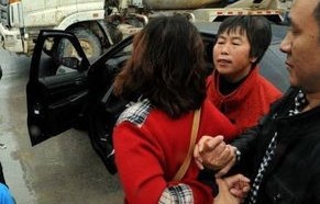 美国悲剧，女子抱婴儿袭警，母女双双遭射杀