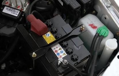 汽车电瓶亏电怎么恢复电量(汽车电瓶亏电怎么恢复电量 高速跑多久)