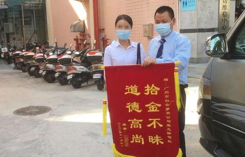 女子打车只送包裹，的哥报警保住六万巨款