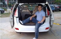 男子以27万座驾助家拉柴火，传统与现代交织的温情故事