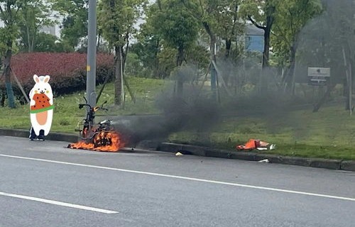 电瓶车行驶途中突发自燃，现巨大火球——安全警钟再次敲响