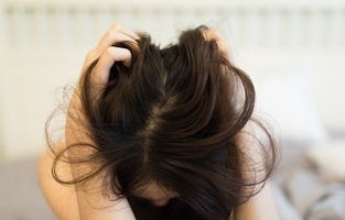 女子产后坚守传统,不洗头竟致秀发如稻草