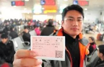 民警善举温暖人心，阻止轻生男子后为其买回家火车票