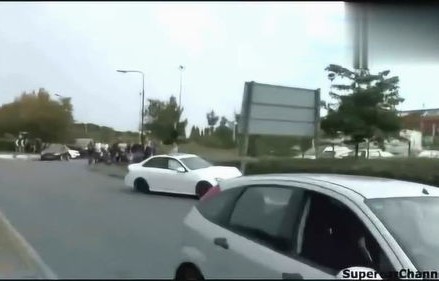 女子试驾误操作，误将油门当刹车，冲进4S店——一场意外引发的反思